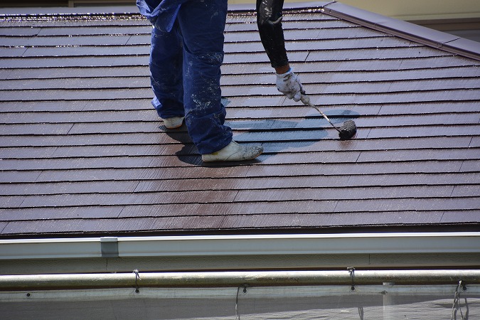 屋根を塗る人の足元