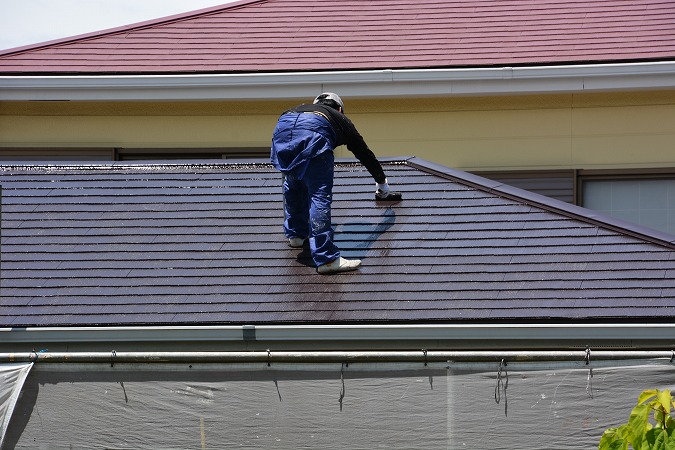 屋根を塗る